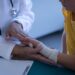 Как оказать первую помощь при переломе руки у ребенка